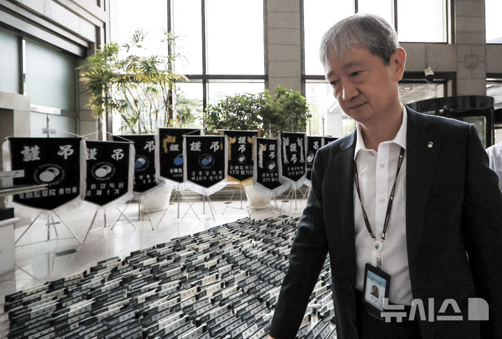 [서울=뉴시스] 정병혁 기자 = 이찬진 금융감독원장이 12일 서울 영등포구 금융감독원으로 출근하고 있다. 이 원장은 이날 금감원 노조와 면담을 할 예정이다. 노조는 면담 결과에 따라 집단행동 여부와 방식 등을 결정할 방침이다. 2025.09.12. jhope@newsis.com