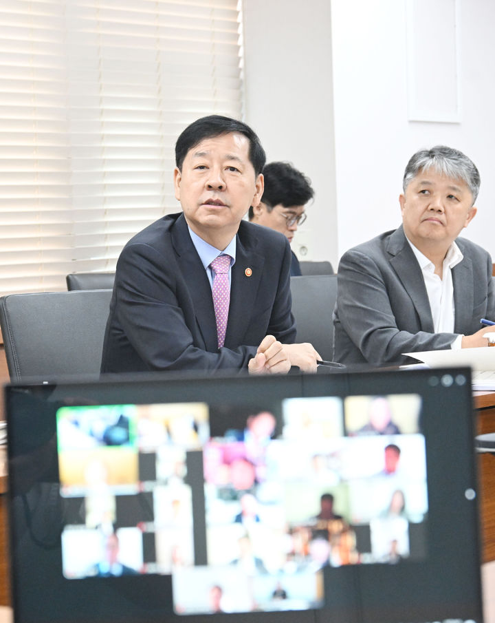 [서울=뉴시스] 구윤철 부총리 겸 재정경제부 장관이 지난해 9월12일 서울 종로구 정부서울청사에서 화상으로 '해외 주요국 재경관 회의'를 주재하고 있는 모습. (사진=기획재정부 제공) 2025.09.12. photo@newsis.com *재판매 및 DB 금지