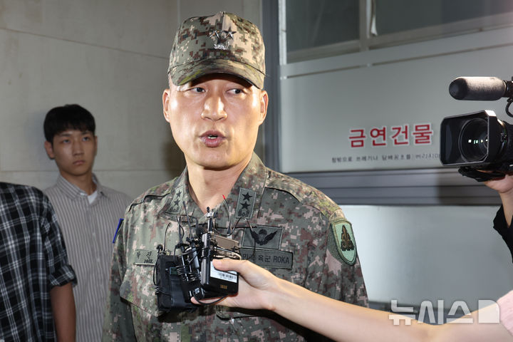 [서울=뉴시스] 조성우 기자 = 박진희 전 국방부 군사보좌관이 12일 오전 서울 서초구 순직 해병 특별검사팀 사무실에서 피의자 소환 조사를 받기 위해 출석하며 취재진 질문에 답하고 있다. 2025.09.12. xconfind@newsis.com