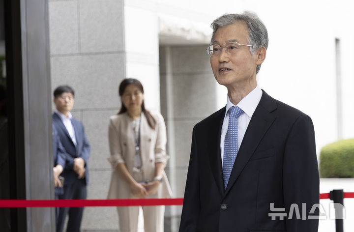 [서울=뉴시스] 김근수 기자 = 조희대 대법원장이 12일 서울 서초구 대법원으로 출근에 앞서 취재진 질문에 답하고 있다. 대법원은 오늘 더불어민주당이 추진하는 사법개혁에 대한 대책 논의를 위해 전국법원장회의를 소집한다. 이번 임시회의에선 민주당의 사법개혁 5대 의제에 대해 논의할 예정이다. 2025.09.12. ks@newsis.com