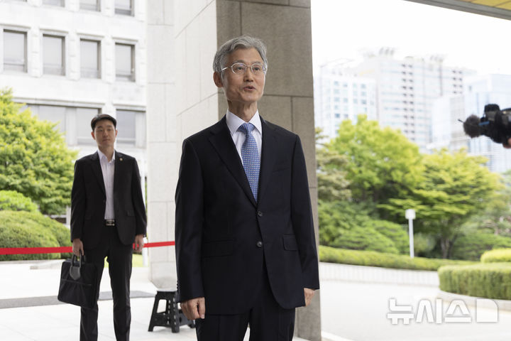 [서울=뉴시스] 김근수 기자 = 조희대 대법원장이 12일 서울 서초구 대법원으로 출근에 앞서 취재진 질문에 답하고 있다. 대법원은 오늘 더불어민주당이 추진하는 사법개혁에 대한 대책 논의를 위해 전국법원장회의를 소집한다. 이번 임시회의에선 민주당의 사법개혁 5대 의제에 대해 논의할 예정이다. 2025.09.12. ks@newsis.com