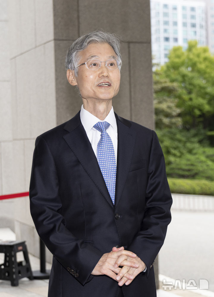 [서울=뉴시스] 김근수 기자 = 조희대 대법원장이 12일 서울 서초구 대법원으로 출근에 앞서 취재진 질문에 답하고 있다. 대법원은 오늘 더불어민주당이 추진하는 사법개혁에 대한 대책 논의를 위해 전국법원장회의를 소집한다. 이번 임시회의에선 민주당의 사법개혁 5대 의제에 대해 논의할 예정이다. 2025.09.12. ks@newsis.com