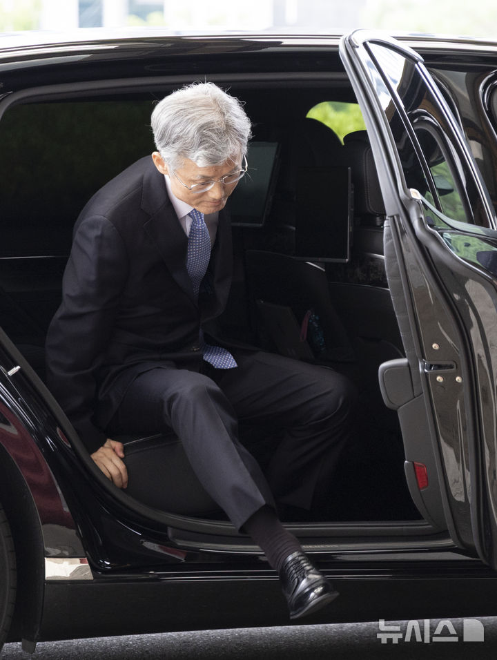 [서울=뉴시스] 김근수 기자 = 조희대 대법원장이 12일 서울 서초구 대법원으로 출근하고 있다. 대법원은 오늘 더불어민주당이 추진하는 사법개혁에 대한 대책 논의를 위해 전국법원장회의를 소집한다. 이번 임시회의에선 민주당의 사법개혁 5대 의제에 대해 논의할 예정이다. 2025.09.12. ks@newsis.com