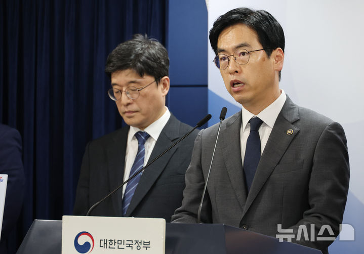 [서울=뉴시스] 김명원 기자 = 김민재 행정안전부 차관이 12일 오전 서울 종로구 정부서울청사에서 22일 개시되는 '민생회복 소비쿠폰 2차 지급' 관련 브리핑을 하고 있다. 2025.09.12. kmx1105@newsis.com