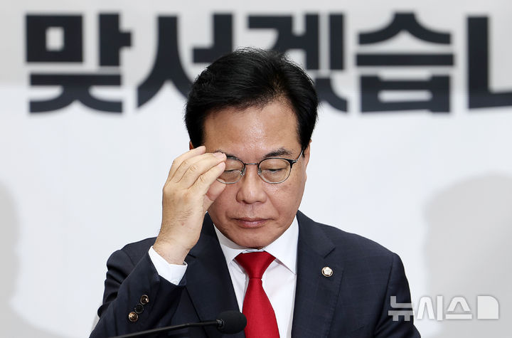 [서울=뉴시스] 김명년 기자 = 송언석 국민의힘 원내대표가 12일 오전 서울 여의도 국회에서 열린 원내대책회의에서 안경을 만지고 있다. 2025.09.12. kmn@newsis.com