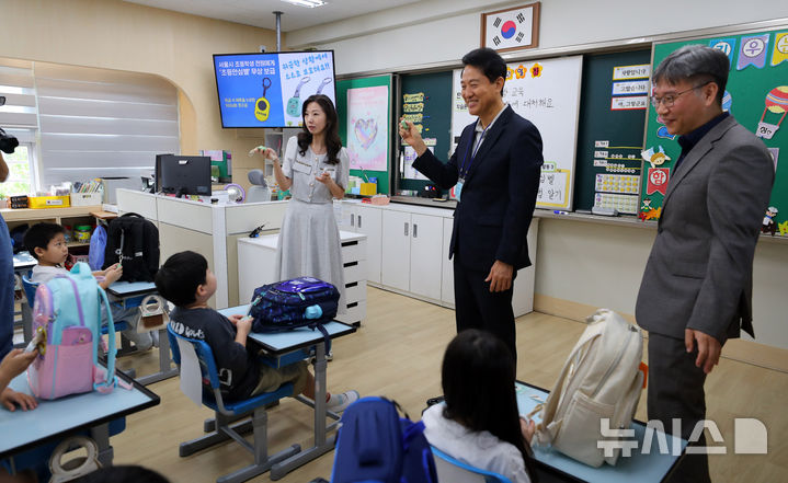 [서울=뉴시스] 김혜진 기자 = 오세훈 서울시장이 12일 서울 광진구 양남초등학교를 방문해 학생들에게 초등안심벨 사용법을 설명하고 있다. 2025.09.12. jini@newsis.com