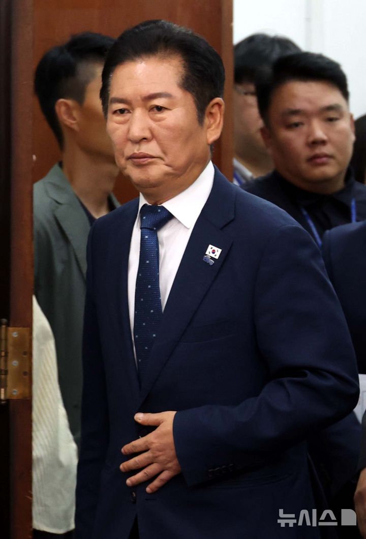 [서울=뉴시스] 조성봉 기자 = 정청래 더불어민주당 대표가 12일 오전 서울 여의도 국회에서 열린 최고위원회의에 참석하고 있다. 2025.09.12. suncho21@newsis.com