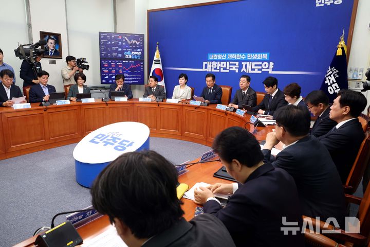 [서울=뉴시스] 조성봉 기자 = 정청래 더불어민주당 대표가 12일 오전 서울 여의도 국회에서 열린 최고위원회의에서 발언을 하고 있다. 2025.09.12. suncho21@newsis.com