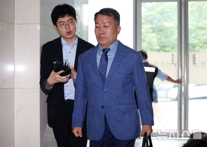 [서울=뉴시스] 조성우 기자 = 김계환 전 해병대 사령관이 12일 오전 서울 서초구 순직 해병 특별검사팀 사무실에서 피의자 소환 조사를 받기 위해 출석하고 있다. 2025.09.12. xconfind@newsis.com