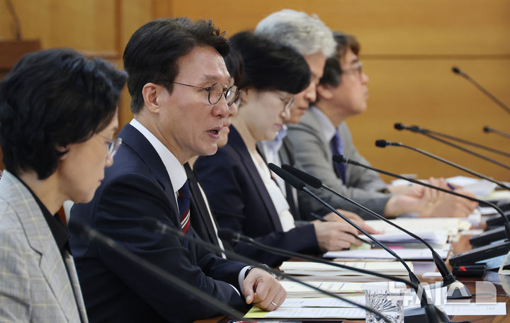 [서울=뉴시스] 김명원 기자 = 자살예방정책위원회 위원장인 김민석 국무총리가 12일 오전 서울 종로구 정부서울청사에서 열린 제9차 자살예방정책위원회에 참석해 발언하고 있다. 2025.09.12. kmx1105@newsis.com