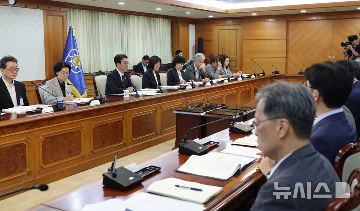[서울=뉴시스] 김명원 기자 = 자살예방정책위원회 위원장인 김민석 국무총리가 12일 오전 서울 종로구 정부서울청사에서 열린 제9차 자살예방정책위원회에 참석해 발언하고 있다. 2025.09.12. kmx1105@newsis.com