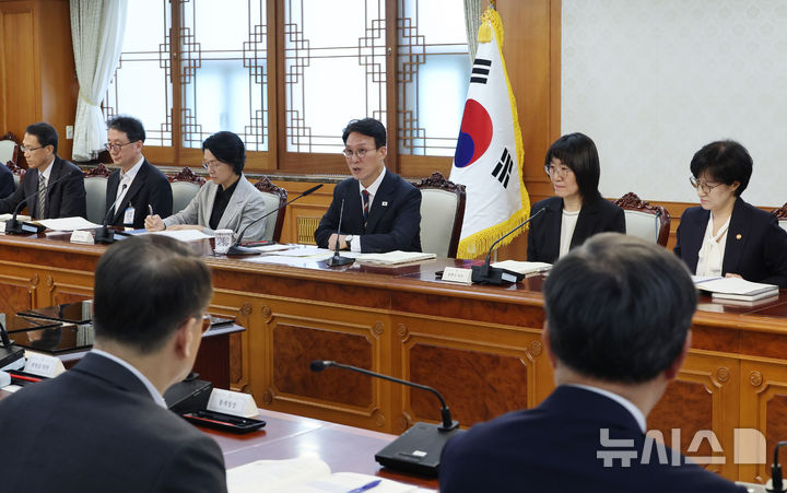 [서울=뉴시스] 김명원 기자 = 자살예방정책위원회 위원장인 김민석 국무총리가 12일 오전 서울 종로구 정부서울청사에서 열린 제9차 자살예방정책위원회에 참석해 발언하고 있다. 2025.09.12. kmx1105@newsis.com