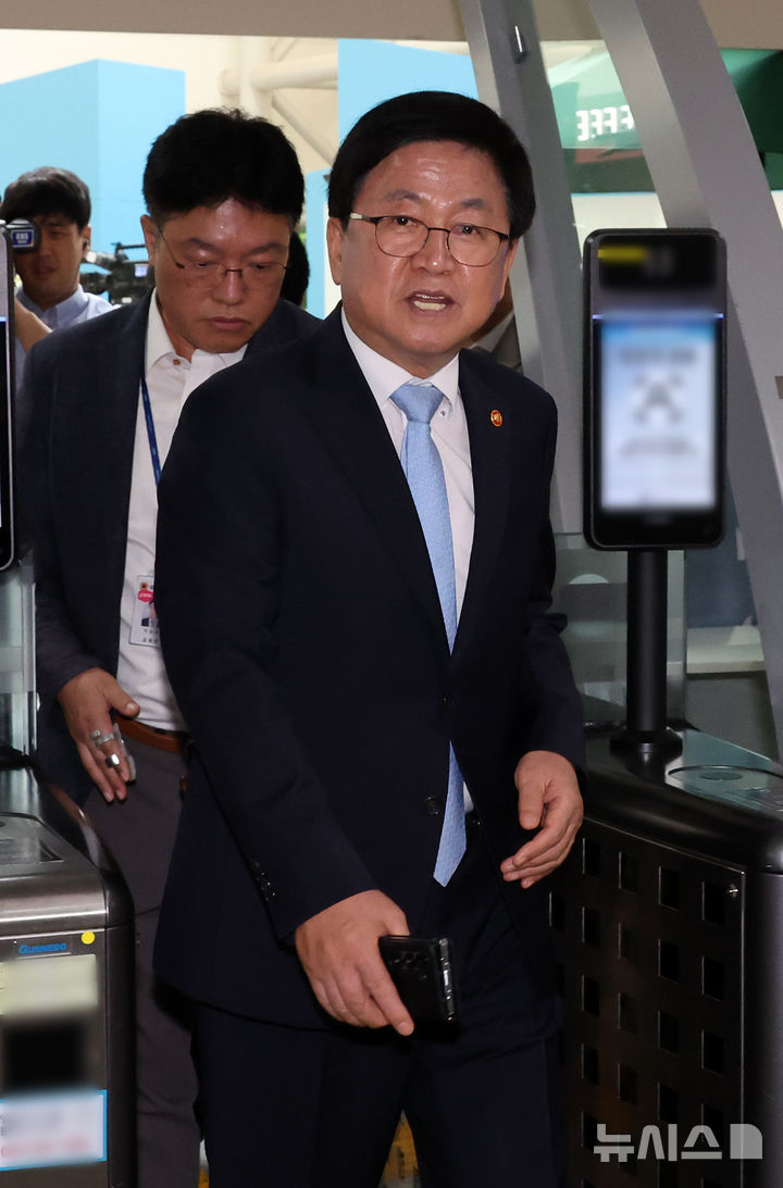 [세종=뉴시스] 강종민 기자 = 최교진 부총리 겸 교육부 장관이 12일 세종시 정부세종청사에 도착, 집무실로 향하고 있다. 2025.09.12. ppkjm@newsis.com