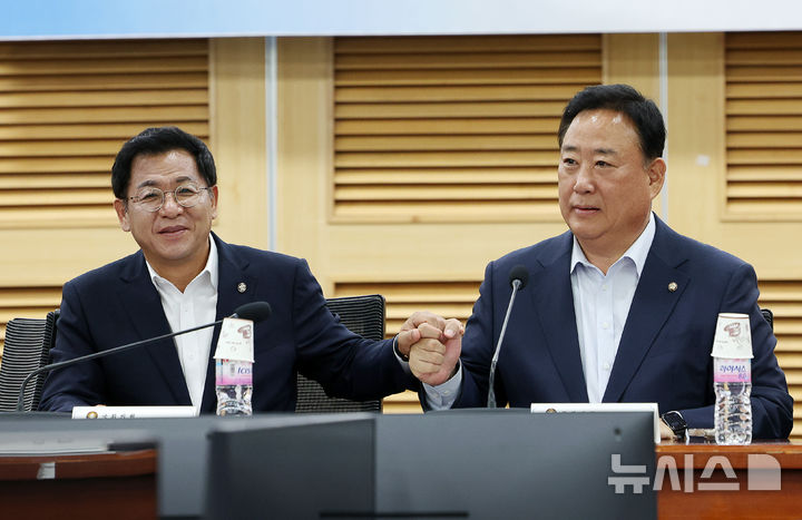 [서울=뉴시스] 김명년 기자 = 12일 오전 서울 여의도 국회 의원회관에서 열린 K-스틸법 발의 그 의미와 향후 과제 토론회에서 국회철강포럼 대표의원인 이상휘(왼쪽) 국민의힘 의원과 어기구 더불어민주당 의원이 악수하고 있다. 2025.09.12. kmn@newsis.com