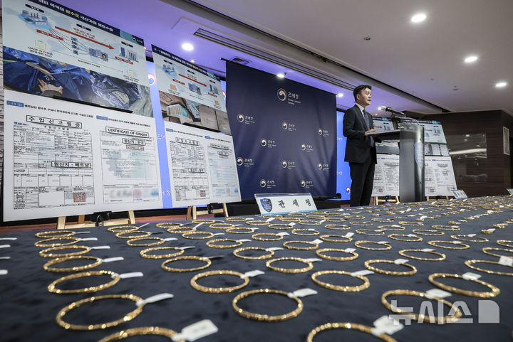 [인천=뉴시스] 정병혁 기자 = 이종욱 관세청 조사국장이 12일 인천 중구 인천공항세관 수출입통관청사에서 국산둔갑 우회수출 물품 단속 관련 브리핑을 하고 있다.관세청은 미국의 관세정책을 회피하기 위한 우회수출 행위가 증가할 것으로 예상됨에 따라, '미국 관세정책 특별대응본부' 및 '무역안보 특별조사단'을 설치하고 우회수출에 대한 모니터링 및 단속을 강화한다고 밝혔다. 2025.09.12. jhope@newsis.com