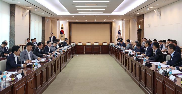 [서울=뉴시스] 이호현 산업통상자원부 2차관이 12일 서울 종로구 정부서울청사에서 '전력망 관련 중앙-지방 협의체'를 주재하고 있다. (사진=산업통상자원부 제공) 2025.09.12. photo@newsis.com *재판매 및 DB 금지