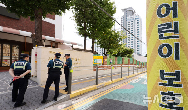 [서울=뉴시스] 김혜진 기자 = 초등학생 납치 미수 등 아동 대상 범죄가 잇따르는 가운데 12일 서울 시내 한 초등학교 앞에 경찰이 예방 순찰을 하고 있다. 2025.09.12. jini@newsis.com