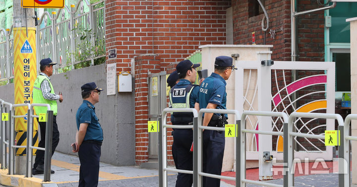 [서울=뉴시스] 김혜진 기자 = 초등학생 납치 미수 등 아동 대상 범죄가 잇따르는 가운데 12일 서울 시내 한 초등학교 앞에 경찰이 예방 순찰을 하고 있다. 2025.09.12. jini@newsis.com