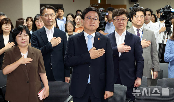 [세종=뉴시스] 강종민 기자 = 최교진 사회부총리 겸 교육부 장관이 12일 세종시 정부세종청사에서 열린 취임식에서 국민의례를 하고 있다. 2025.09.12. ppkjm@newsis.com