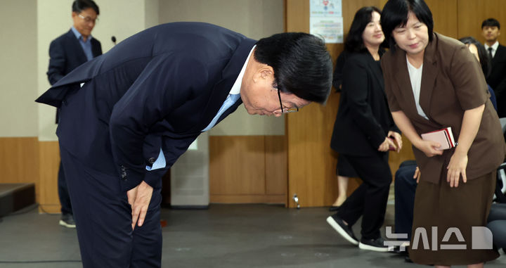 [세종=뉴시스] 강종민 기자 = 최교진 사회부총리 겸 교육부 장관이 12일 세종시 정부세종청사에서 열린 취임식에서 허리 숙여 인사하고 있다. 2025.09.12. ppkjm@newsis.com