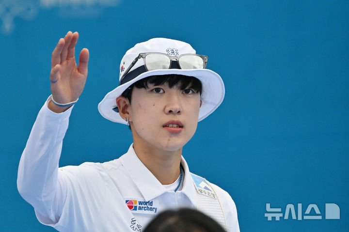 [광주=뉴시스] 이영주 기자 = 12일 오전 광주 동구 5·18민주광장에서 열린 광주2025현대세계양궁선수권대회 리커브 여자 개인전 16강, 대한민국 국가대표 안산(광주은행)이 8강 진출을 확정지은 뒤 관중석을 향해 손을 흔들고 있다. 2025.09.12. leeyj2578@newsis.com