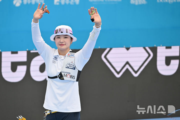 [광주=뉴시스] 이영주 기자 = 12일 오전 광주 동구 5·18민주광장에서 열린 광주2025현대세계양궁선수권대회 리커브 여자 개인전 16강, 대한민국 국가대표 강채영(현대모비스)이 경기장에 들어서며 관중석을 향해 인사하고 있다. 2025.09.12. leeyj2578@newsis.com