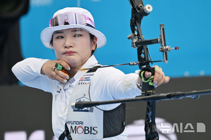 [광주=뉴시스] 이영주 기자 = 12일 오전 광주 동구 5·18민주광장에서 열린 광주2025현대세계양궁선수권대회 리커브 여자 개인전 16강, 대한민국 국가대표 강채영(현대모비스)이 화살을 날리고 있다. 2025.09.12. leeyj2578@newsis.com