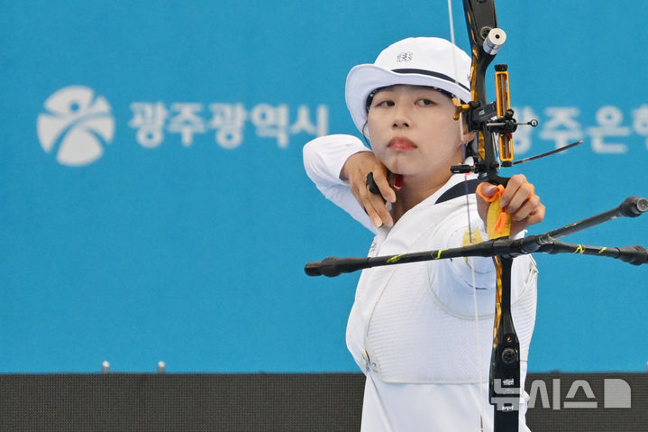 [광주=뉴시스] 이영주 기자 = 12일 오전 광주 동구 5·18민주광장에서 열린 광주2025현대세계양궁선수권대회 리커브 여자 개인전 16강, 대한민국 국가대표 임시현(한국체대)이 화살을 쏘고 있다. 2025.09.12. leeyj2578@newsis.com
