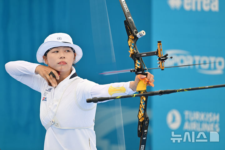 [광주=뉴시스] 이영주 기자 = 12일 오전 광주 동구 5·18민주광장에서 열린 광주2025현대세계양궁선수권대회 리커브 여자 개인전 16강, 대한민국 국가대표 임시현(한국체대)이 화살을 쏘고 있다. 2025.09.12. leeyj2578@newsis.com