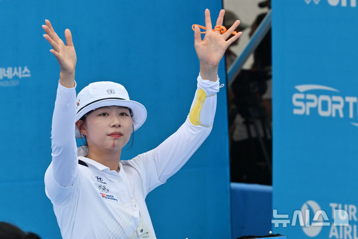 [광주=뉴시스] 이영주 기자 = 12일 오전 광주 동구 5·18민주광장에서 열린 광주2025현대세계양궁선수권대회 리커브 여자 개인전 16강, 대한민국 국가대표 임시현(한국체대)이 8강 진출을 확정짓고 관중석을 향해 손을 흔들고 있다. 2025.09.12. leeyj2578@newsis.com