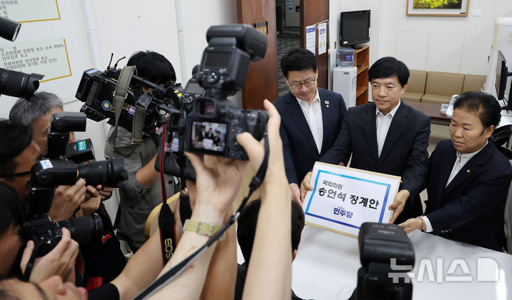 [서울=뉴시스] 김명년 기자 = 이성윤(가운데) 더불어민주당 법률위원장이 12일 오전 서울 여의도 국회 의안과에서 임호선 수석사무부총장, 문정복 조직부총장과 함께 송언석 국민의힘 원내대표 징계안을 제출하고 있다. 2025.09.12. kmn@newsis.com