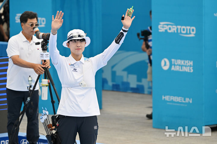 [광주=뉴시스] 이영주 기자 = 12일 오전 광주 동구 5·18민주광장에서 열린 광주2025현대세계양궁선수권대회 리커브 여자 개인전 16강, 대한민국 국가대표 안산(광주은행)이 관중석으로 들어서며 인사하고 있다. 2025.09.12. leeyj2578@newsis.com