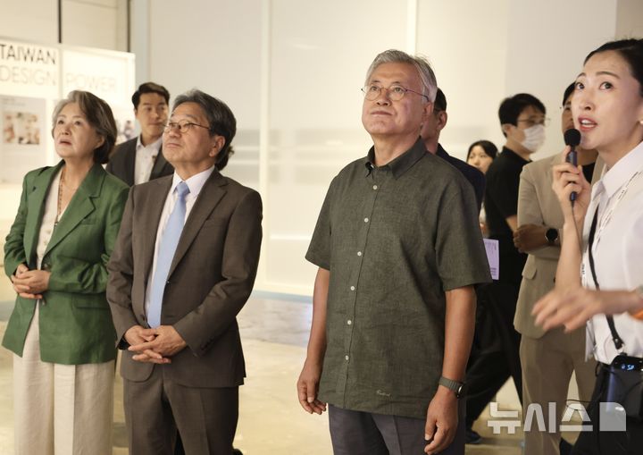 [광주=뉴시스] 김혜인 기자 = 문재인 전 대통령이 12일 오전 광주 북구 광주비엔날레 전시관을 찾아 '너라는 세계'를 주제로 열리는 2025광주디자인비엔날레 관람을 하고 있다. 2025.09.12. hyein0342@newsis.com