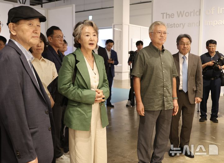 [광주=뉴시스] 김혜인 기자 = 문재인 전 대통령 내외가 12일 오전 광주 북구 광주비엔날레 전시관을 찾아 '너라는 세계'를 주제로 열리는 2025광주디자인비엔날레 관람을 하고 있다. 2025.09.12. hyein0342@newsis.com