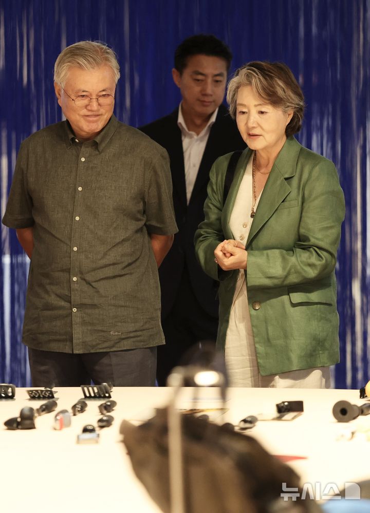 [광주=뉴시스] 김혜인 기자 = 문재인 전 대통령(왼쪽)과 김정숙 여사(오른쪽)가 12일 오전 광주 북구 광주비엔날레 전시관을 찾아 '너라는 세계'를 주제로 열리는 2025광주디자인비엔날레 전시를 관람하고 있다. 2025.09.12. hyein0342@newsis.com