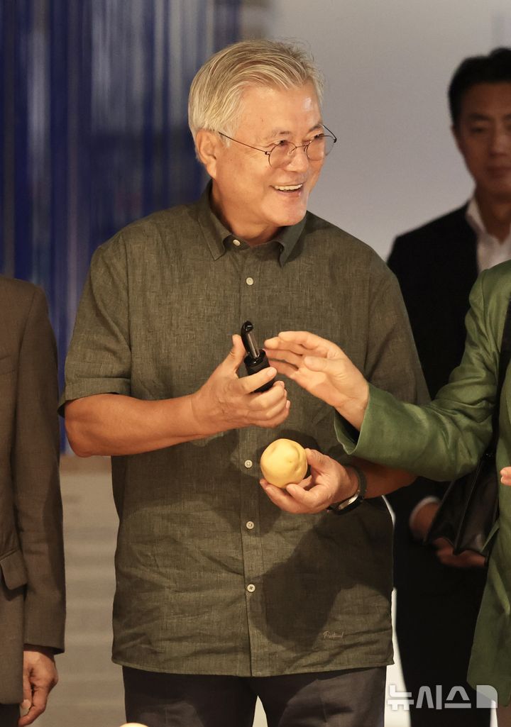 [광주=뉴시스] 김혜인 기자 = 문재인 전 대통령이 12일 오전 광주 북구 광주비엔날레 전시관을 찾아 '너라는 세계'를 주제로 열리는 2025광주디자인비엔날레 전시 제품을 관람하고 있다. 2025.09.12. hyein0342@newsis.com