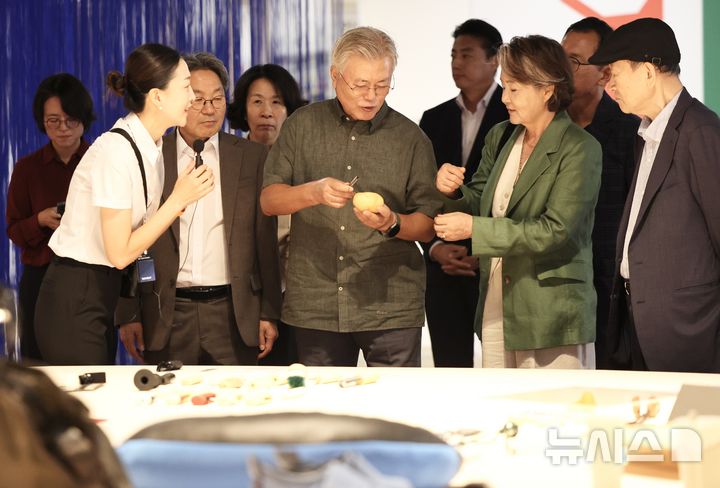 [광주=뉴시스] 김혜인 기자 = 문재인 전 대통령과 김정숙 여사가 12일 오전 광주 북구 광주비엔날레 전시관을 찾아 '너라는 세계'를 주제로 열리는 2025광주디자인비엔날레 관람을 하고 있다. 2025.09.12. hyein0342@newsis.com