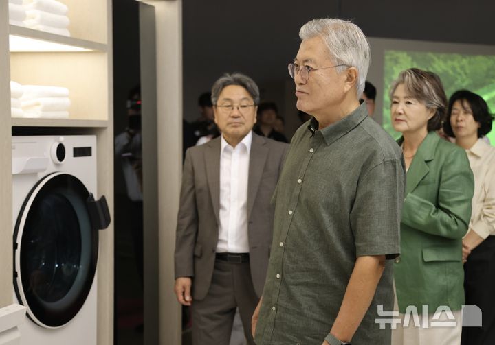 [광주=뉴시스] 김혜인 기자 = 문재인 전 대통령이 12일 오전 광주 북구 광주비엔날레 전시관을 찾아 '너라는 세계'를 주제로 열리는 2025광주디자인비엔날레 관람을 하고 있다. 2025.09.12. hyein0342@newsis.com