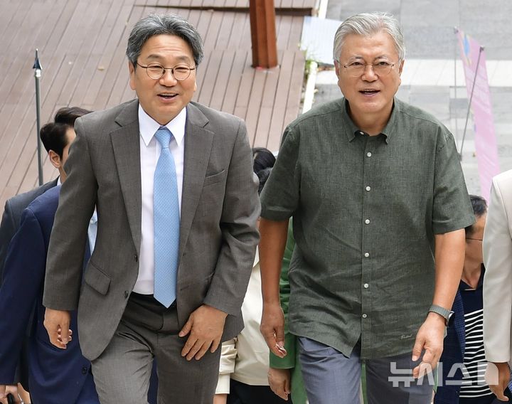 [광주=뉴시스] 김혜인 기자 = 강기정 광주시장(왼쪽)과 문재인 전 대통령(오른쪽)이 12일 오전 광주 북구 광주비엔날레 전시관을 찾아 '너라는 세계'를 주제로 열리는 2025광주디자인비엔날레 관람을 위해 전시관을 향하고 있다. 2025.09.12. hyein0342@newsis.com