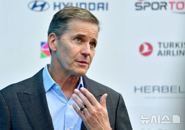 [광주=뉴시스] 류형근 기자 = 세계양궁연맹 그렉 이스턴(Greg Easton) 회장이 12일 오전 광주 동구 5·18민주광장에 설치된 광주2025현대세계양궁대회 결선 경기장에서 이번 대회 총평을 하고 있다. 2025.09.12. hgryu77@newsis.com