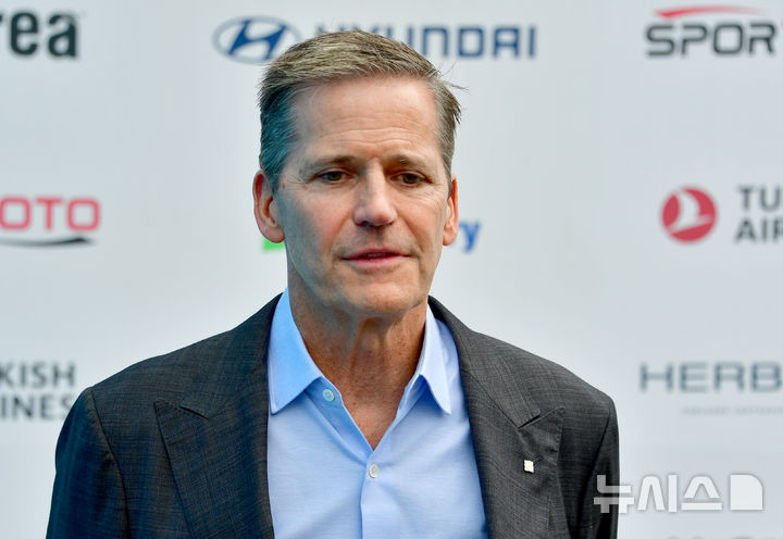 [광주=뉴시스] 류형근 기자 = 세계양궁연맹 그렉 이스턴(Greg Easton) 회장이 12일 오전 광주 동구 5·18민주광장에 설치된 광주2025현대세계양궁대회 결선 경기장에서 이번 대회 총평을 하고 있다. 2025.09.12. hgryu77@newsis.com