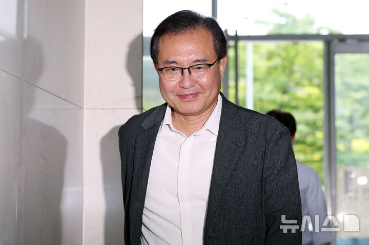 [서울=뉴시스] 조성우 기자 = 순직 해병 특검팀을 이끄는 이명현 특별검사가 12일 오후 서울 서초구 특검 사무실로 이동하고 있다. 2025.09.12. xconfind@newsis.com