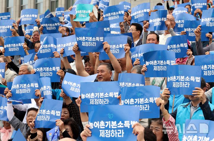 [서울=뉴시스] 조성봉 기자 = 12일 오후 서울 여의도 국회 본청 앞 계단에서 열린 농어촌기본소득법 제정 촉구 기자회견에서 참가자들이 손피켓을 들고 구호를 외치고 있다.2025.09.12. suncho21@newsis.com