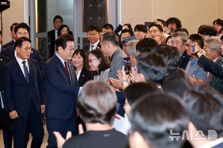 [춘천=뉴시스] 고범준 기자 = 이재명 대통령이 12일 강원 춘천시 강원창작개발센터에서 열린 '강원의 마음을 듣다' 타운홀 미팅에서 참석자들과 인사하고 있다. 2025.09.12. bjko@newsis.com