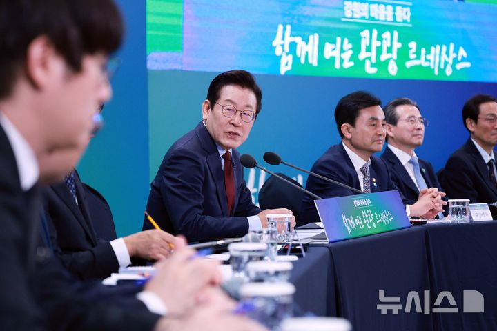 [춘천=뉴시스] 고범준 기자 = 이재명 대통령이 12일 강원 춘천시 강원창작개발센터에서 열린 '강원의 마음을 듣다' 타운홀 미팅에서 발언하고 있다. 2025.09.12. bjko@newsis.com