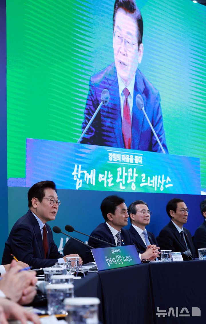 [춘천=뉴시스] 고범준 기자 = 이재명 대통령이 12일 강원 춘천시 강원창작개발센터에서 열린 '강원의 마음을 듣다' 타운홀 미팅에서 발언하고 있다. 2025.09.12. bjko@newsis.com