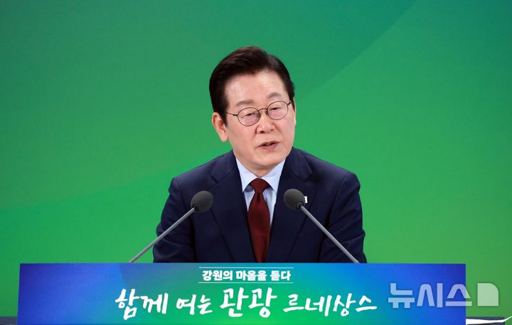 [춘천=뉴시스] 고범준 기자 = 이재명 대통령이 12일 강원 춘천시 강원창작개발센터에서 열린 '강원의 마음을 듣다' 타운홀 미팅에서 발언하고 있다. 2025.09.12. bjko@newsis.com