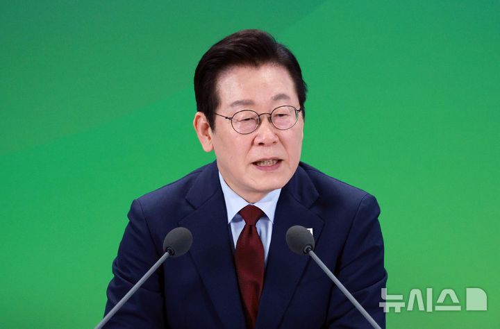 [춘천=뉴시스] 고범준 기자 = 이재명 대통령이 12일 강원 춘천시 강원창작개발센터에서 열린 '강원의 마음을 듣다' 타운홀 미팅에서 발언하고 있다. 2025.09.12. bjko@newsis.com