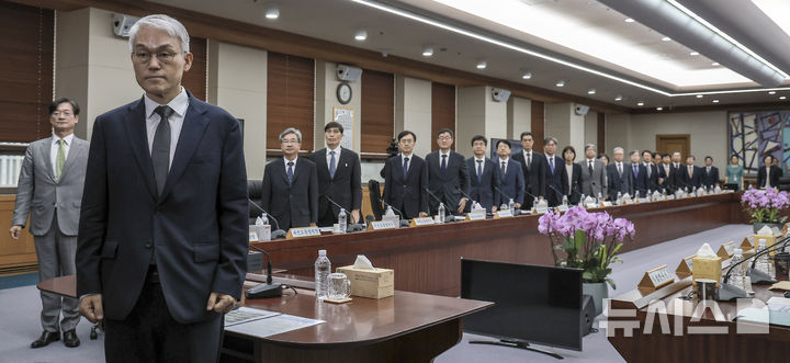 [서울=뉴시스] 정병혁 기자 = 천대엽 법원행정처장을 비롯한 전국법원장들이 12일 서울 서초구 대법원에서 열린 전국법원장회의 임시회의에서 국민의례를 하고 있다. 2025.09.12. jhope@newsis.com