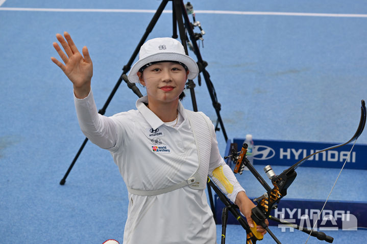 [광주=뉴시스] 이영주 기자 = 12일 오후 광주 동구 5·18민주광장에서 열린 광주2025현대세계양궁선수권대회 리커브 여자 개인전 8강, 대한민국 국가대표 임시현(한국체대)이 4강 진출에 실패한 뒤 퇴장하며 관중석을 향해 손을 흔들고 있다. 2025.09.12. leeyj2578@newsis.com